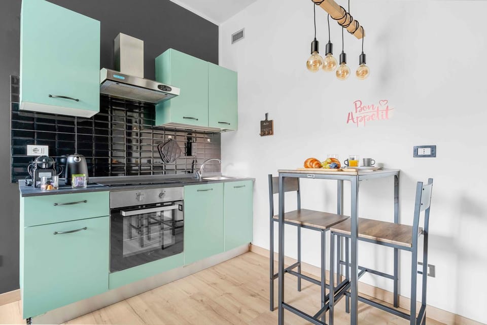 Coffee/tea facilities, Kitchen or kitchenette, Dining area, microwave, minibar, oven, stove, toaster, kitchen