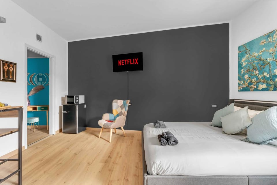 Communal lounge/ TV room, Bed, TV and multimedia, Photo of the whole room, Seating area, Bedroom, internet, microwave, minibar, towels