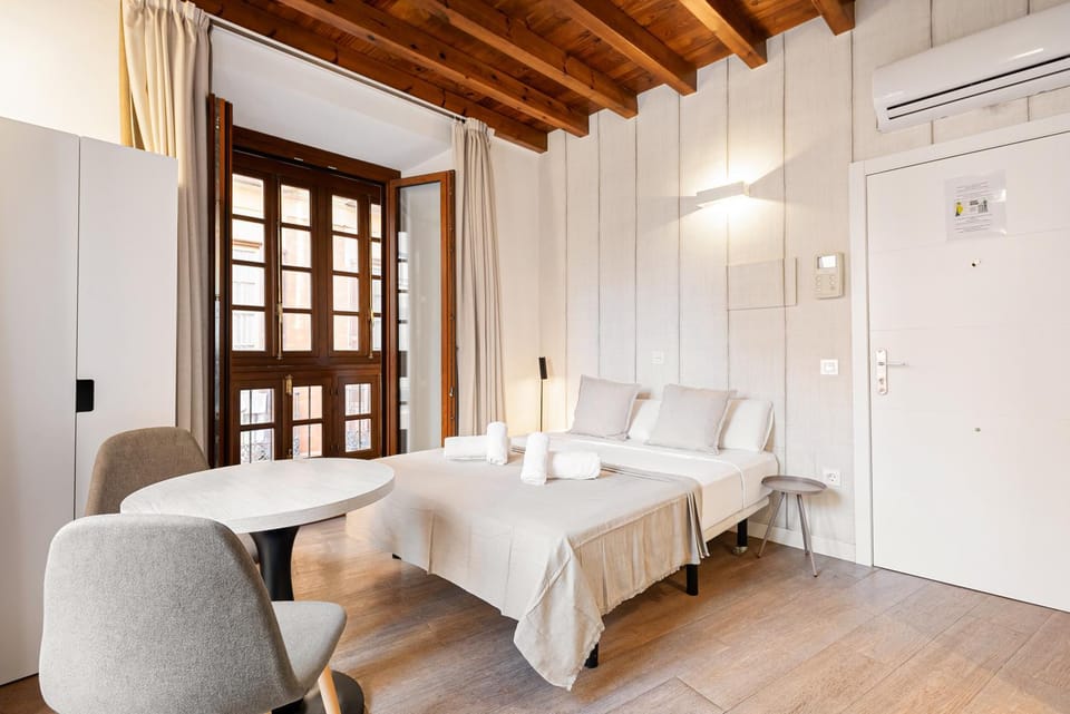 Bed, Photo of the whole room, Seating area