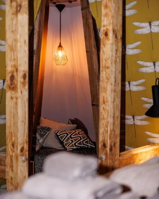 Photo of the whole room, Seating area