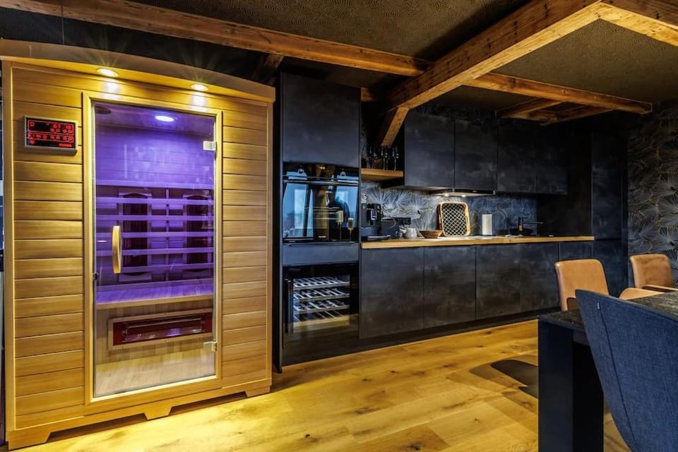 Sauna, Kitchen or kitchenette, Seating area, dishwasher, oven