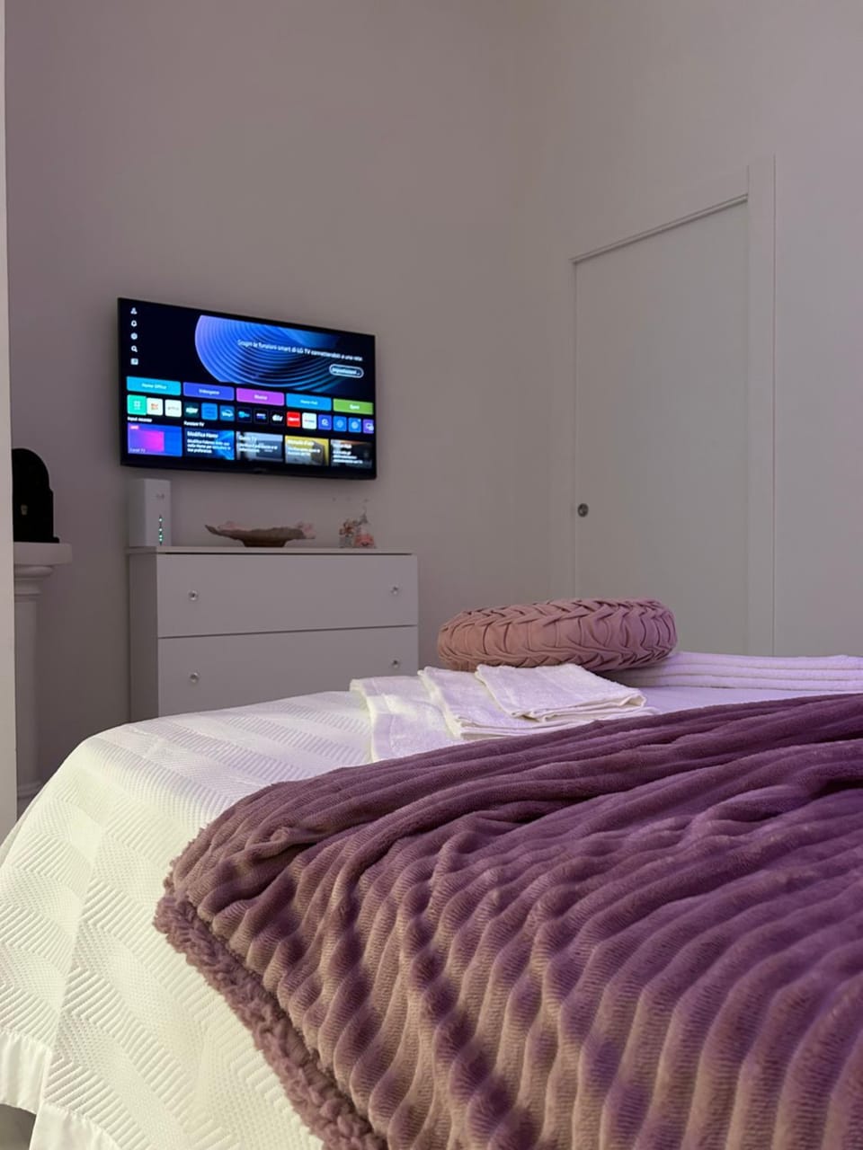 Bed, TV and multimedia, Bedroom