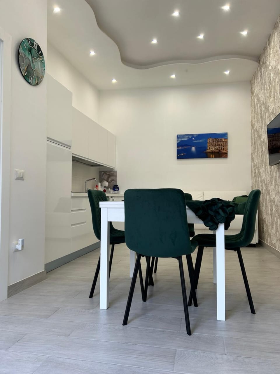 Kitchen or kitchenette, Living room, Seating area, Dining area