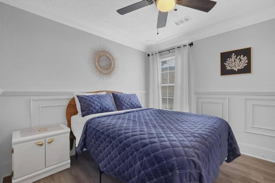 Photo of the whole room, Bedroom