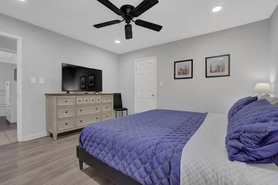 TV and multimedia, Photo of the whole room, Bedroom