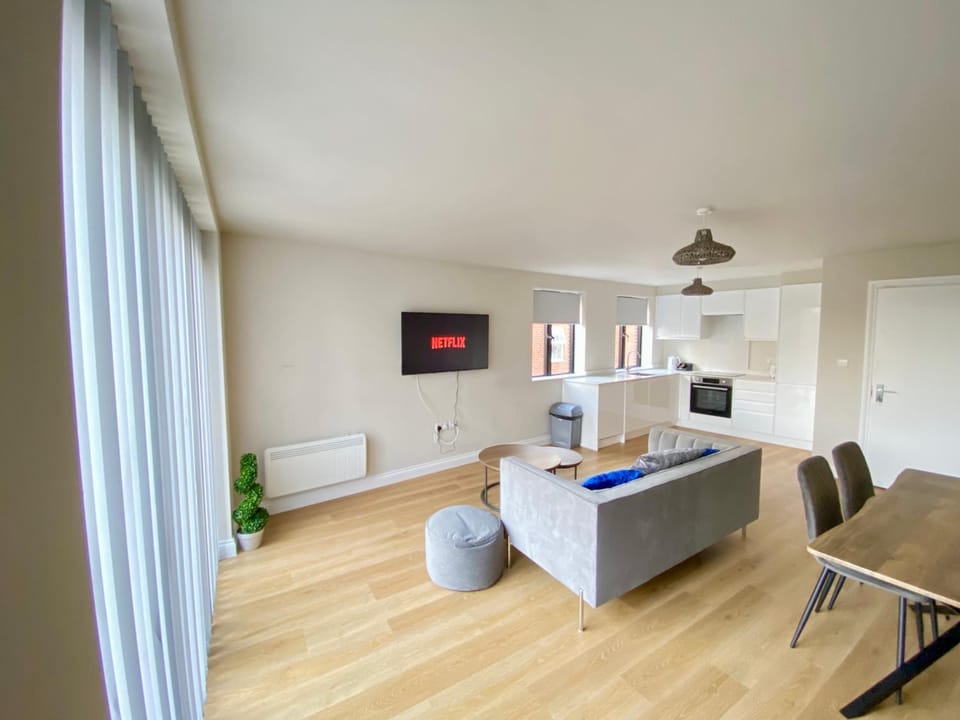 TV and multimedia, Kitchen or kitchenette, Living room, Seating area, Dining area