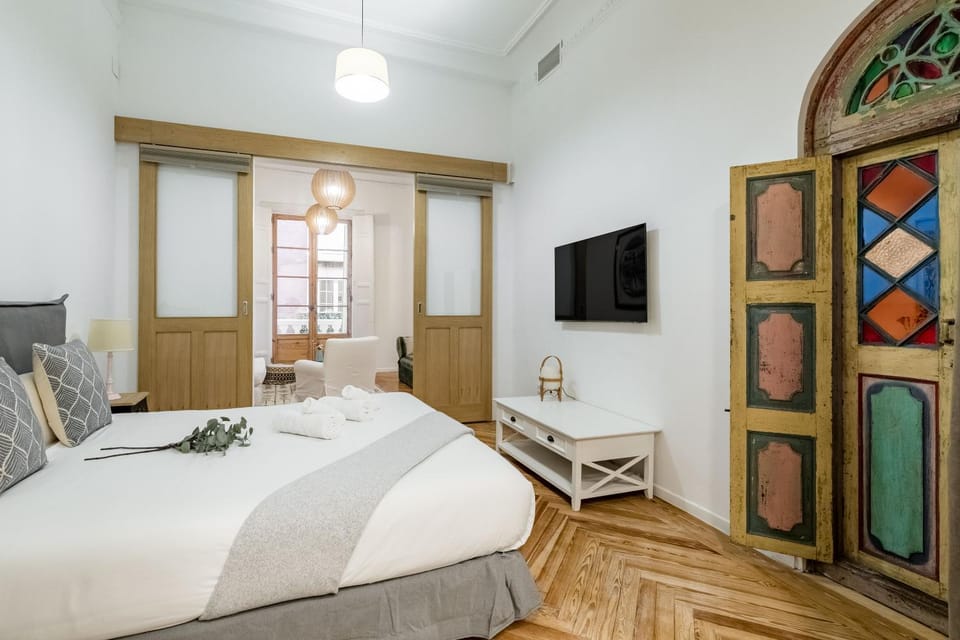 Bed, TV and multimedia, Bedroom