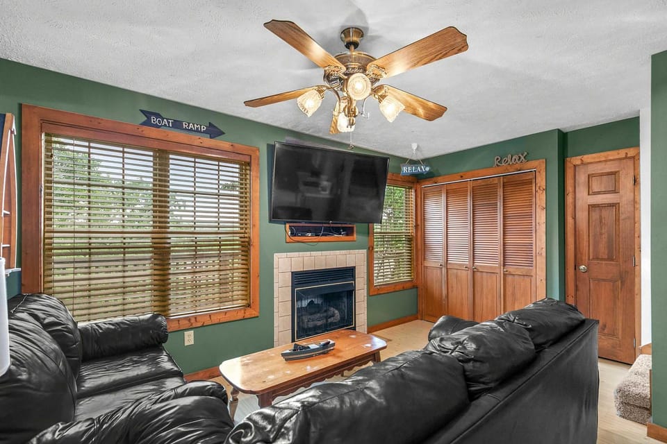 Walk to Lake Lampe Cabin with Fireplace and Deck! Cabin in Table Rock Lake