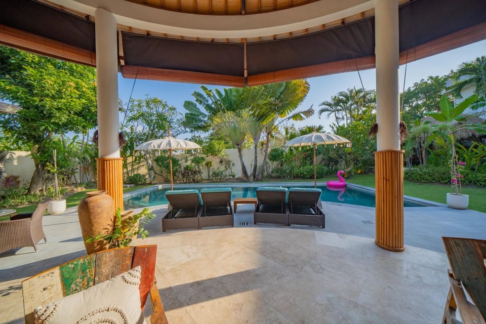 Patio, Garden, View (from property/room), Living room, Seating area, Garden view, Pool view, Swimming pool, sunbed