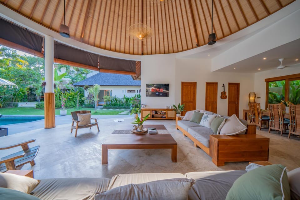 Garden, TV and multimedia, Living room, Seating area, Garden view, Pool view, Swimming pool, sunbed