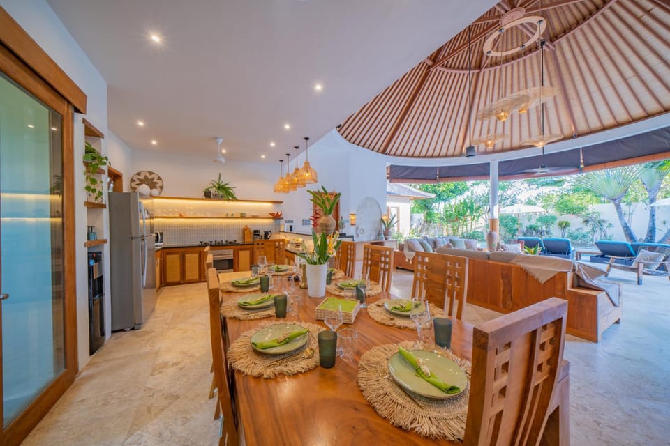 Garden, Kitchen or kitchenette, Living room, Food and drinks, Seating area, Dining area, Garden view, Pool view, Swimming pool