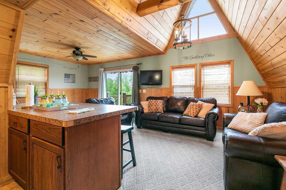 8 Mi to Dogwood Canyon: Cozy Cabin w/ Deck Cabin in Table Rock Lake