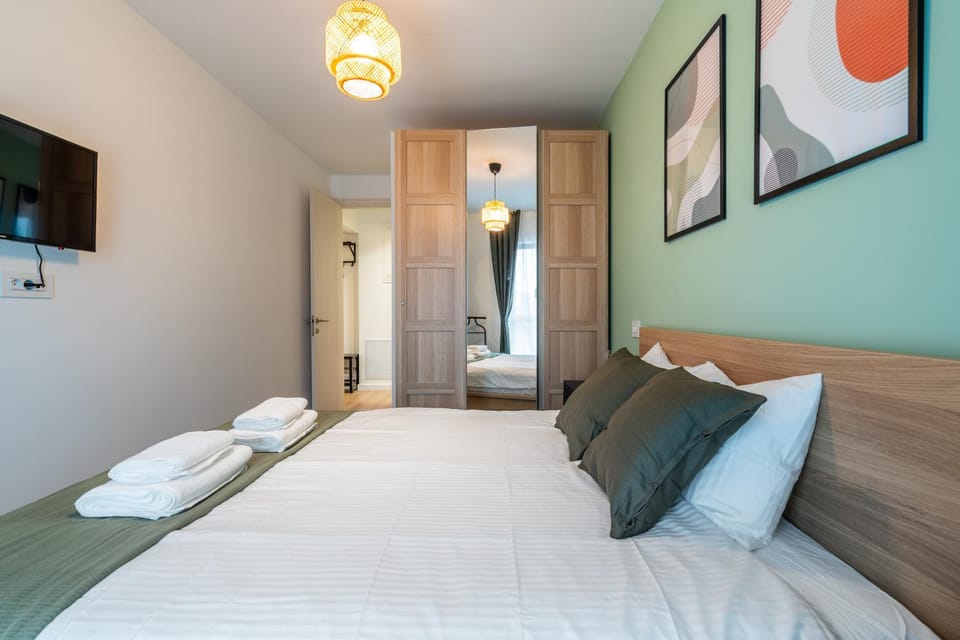 Bed, TV and multimedia, Photo of the whole room, Bedroom