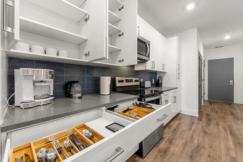 Coffee/tea facilities, Kitchen or kitchenette, oven, stove, toaster