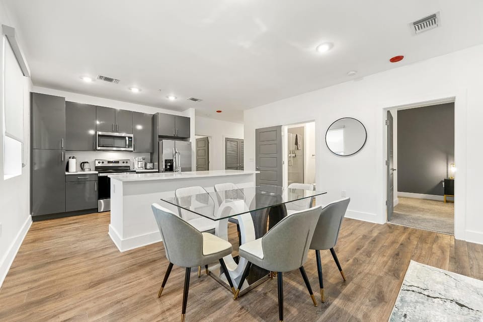 Kitchen or kitchenette, Dining area, stove