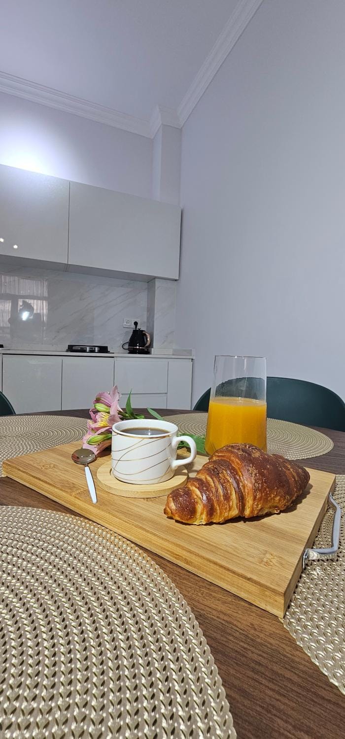 Kitchen or kitchenette, Food and drinks, Dining area