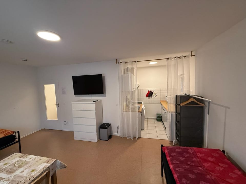 Bed, TV and multimedia, Dining area, Bedroom