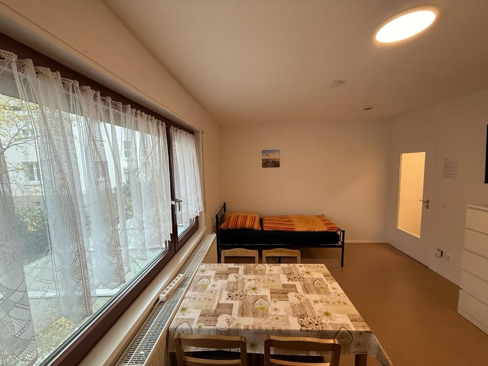 Property building, Bed, Dining area, Bedroom, Garden view