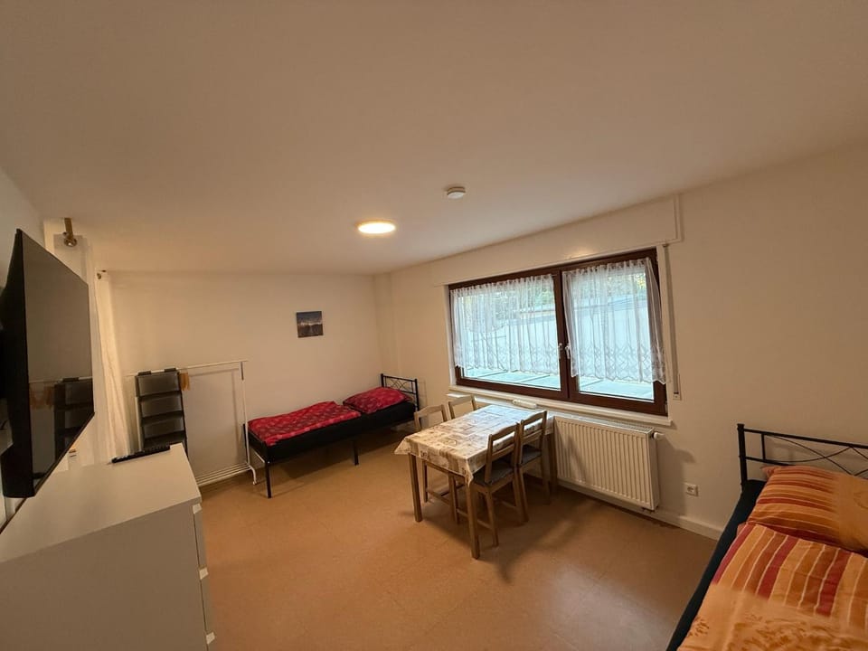 Bed, TV and multimedia, Dining area, Bedroom