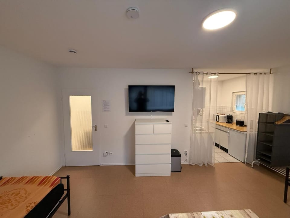 Bed, TV and multimedia, Dining area, Bedroom