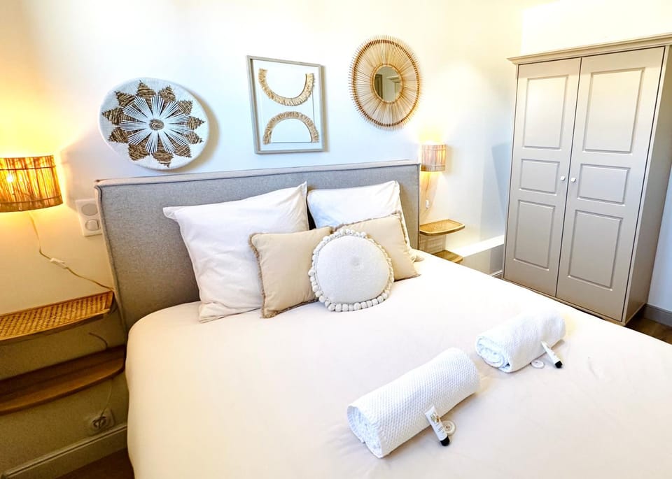 Bed, Photo of the whole room, Bedroom, wardrobe