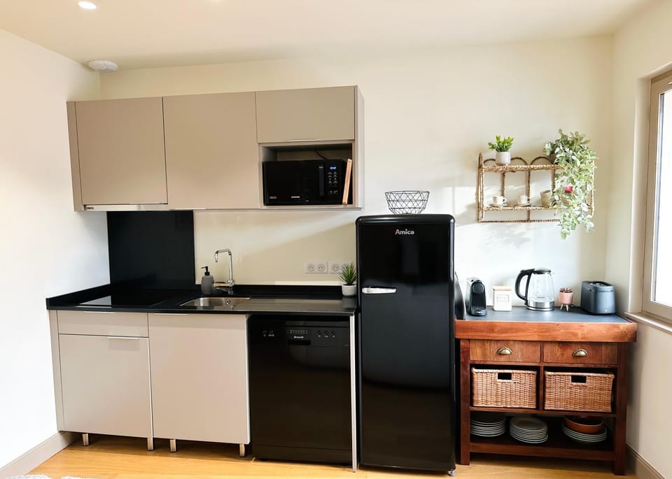 Coffee/tea facilities, dishwasher, stove, toaster