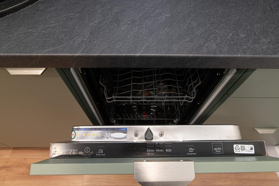 Kitchen or kitchenette, dishwasher