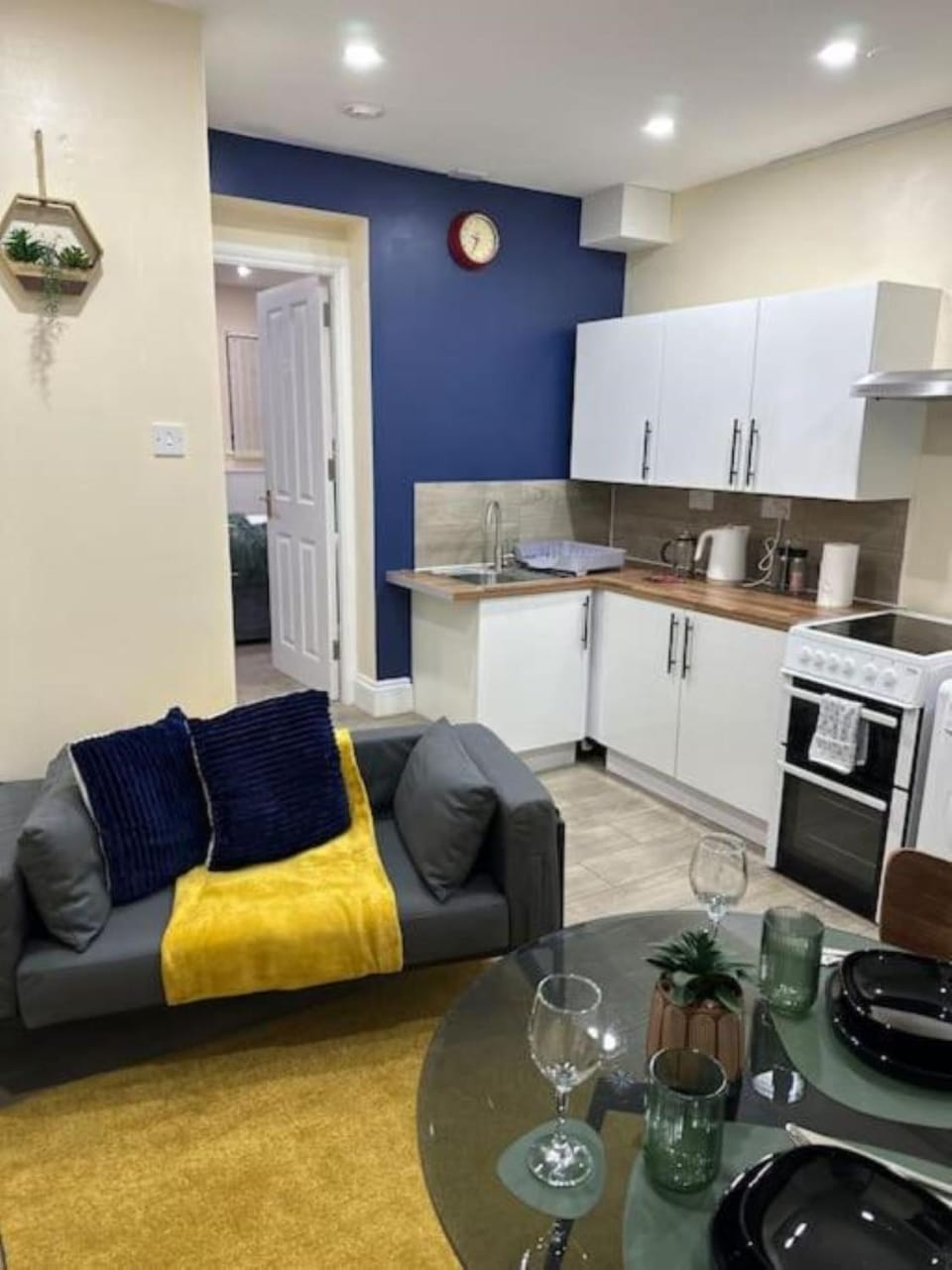 Kitchen or kitchenette, Dining area, internet, oven, stove, washing machine
