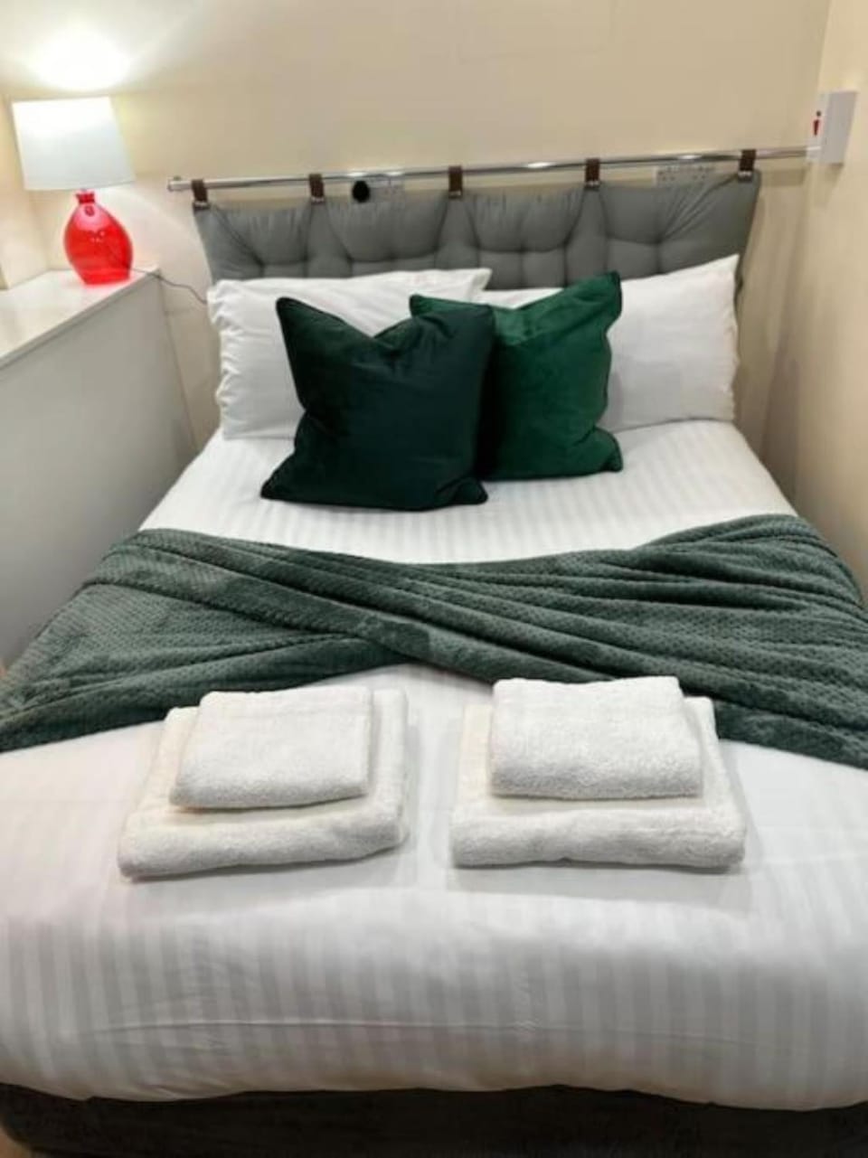 Bed, Bedroom, towels