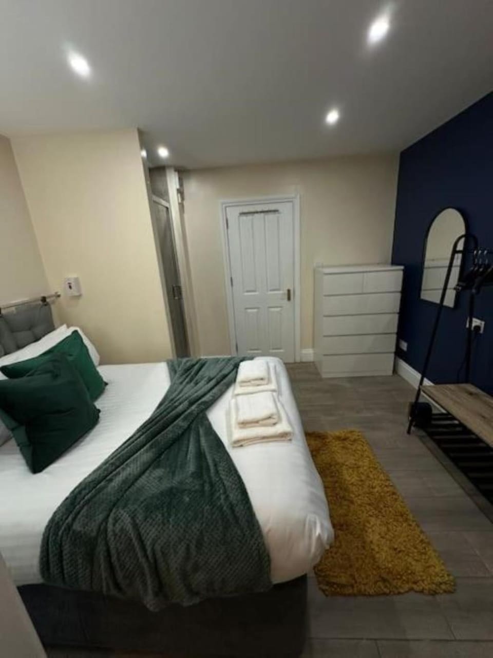 Bed, Photo of the whole room, Bedroom, towels