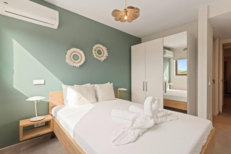 Bed, Bedroom, towels, air conditioner