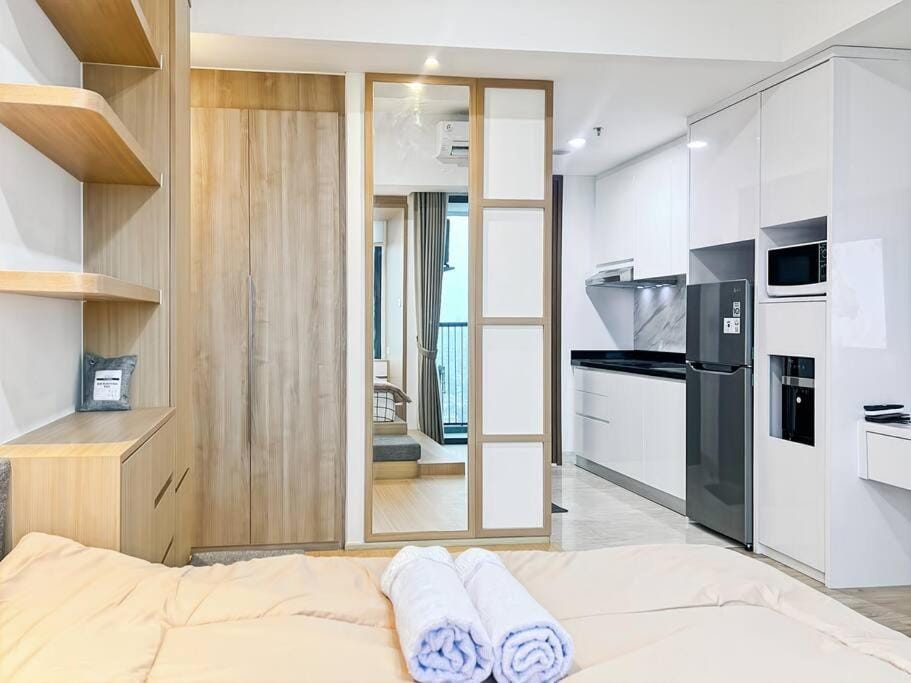 Stylish Studio SouthGate Apt with Pool, Gym, Netflix by 2ndHome Apartment in South Jakarta City