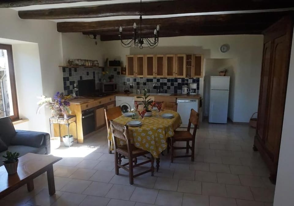 Kitchen or kitchenette, Living room, dishwasher, oven, pet friendly, stove