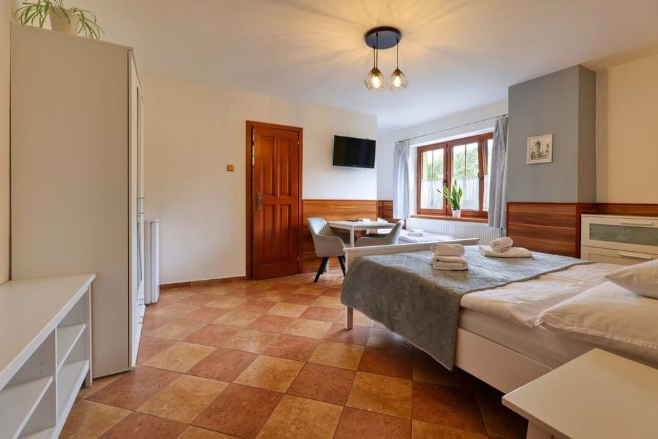Bed, TV and multimedia, Seating area, wardrobe