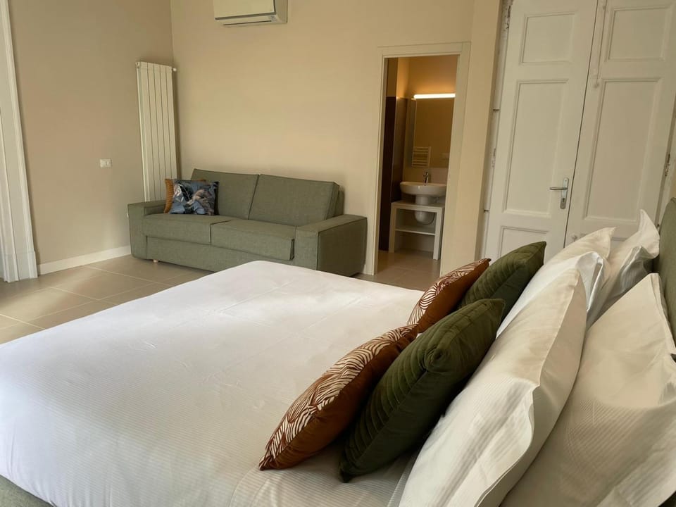 Bed, Photo of the whole room, Seating area, Bedroom