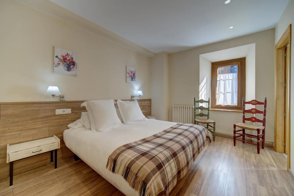 Bed, Photo of the whole room, Bedroom, internet