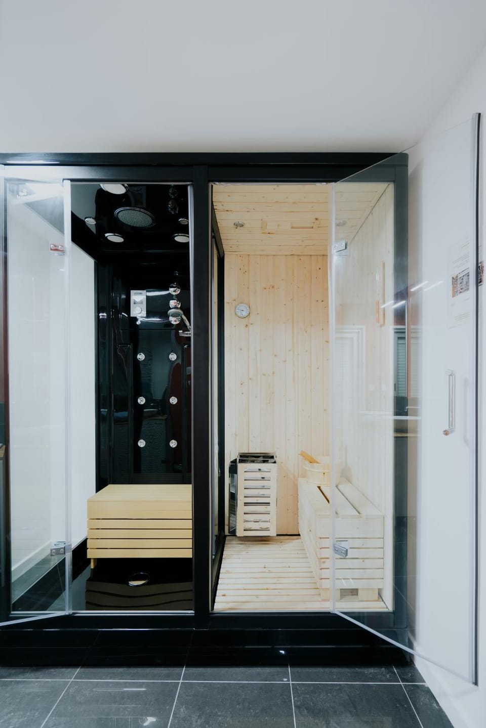 Shower, Sauna, Steam room