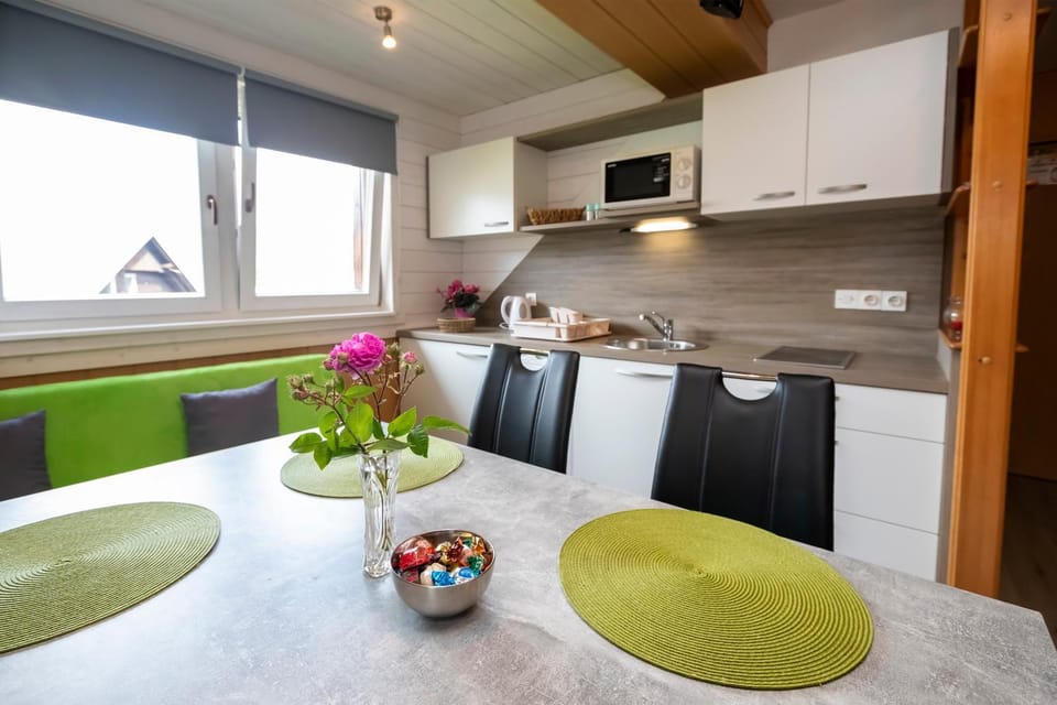 Kitchen or kitchenette, Decorative detail, Dining area