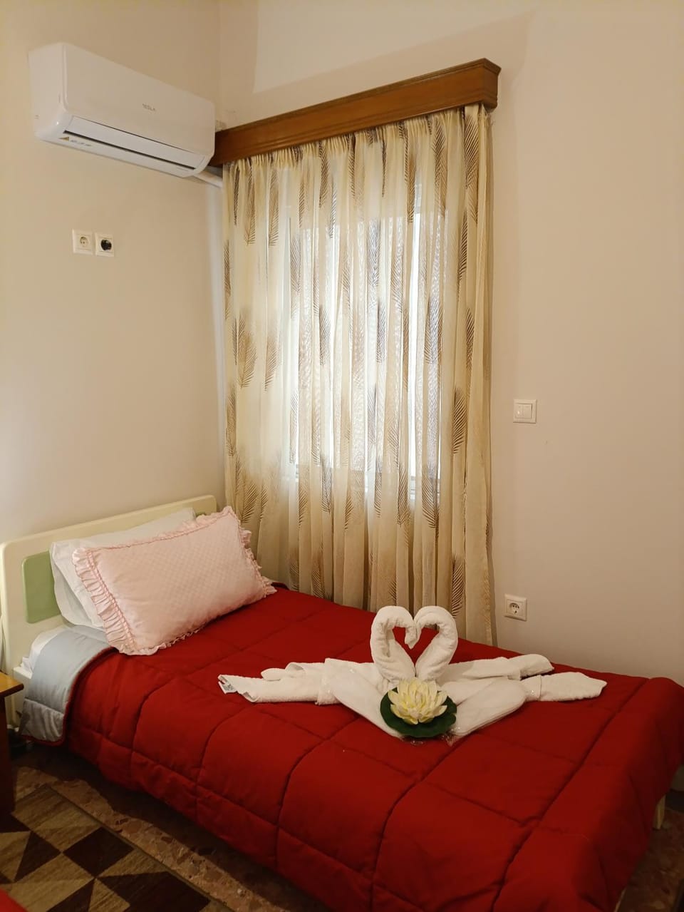 Bed, Photo of the whole room, Bedroom, internet, towels, air conditioner