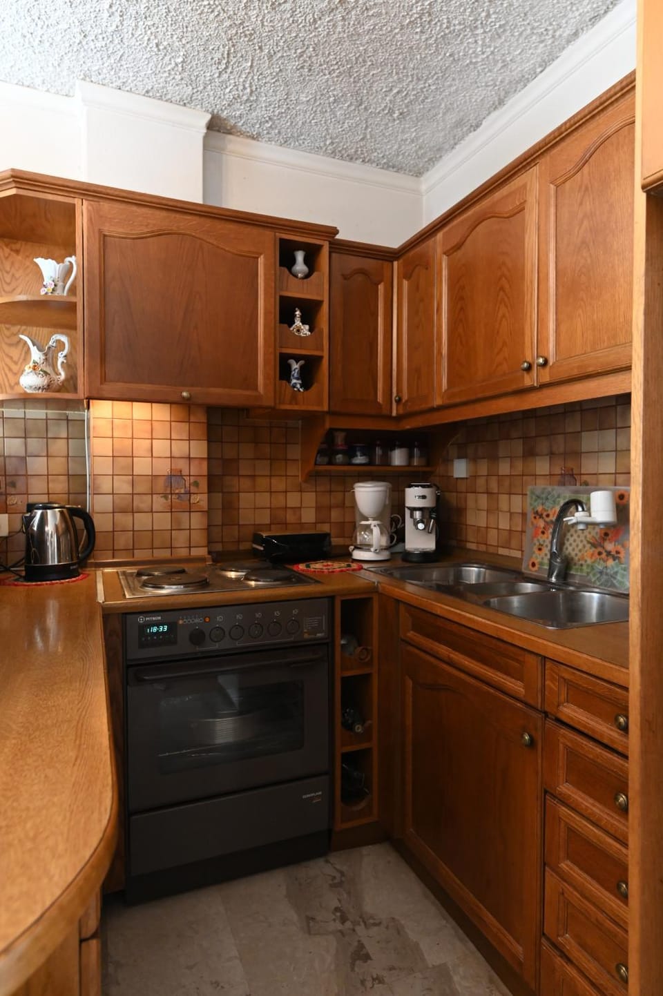 Coffee/tea facilities, Kitchen or kitchenette, stove
