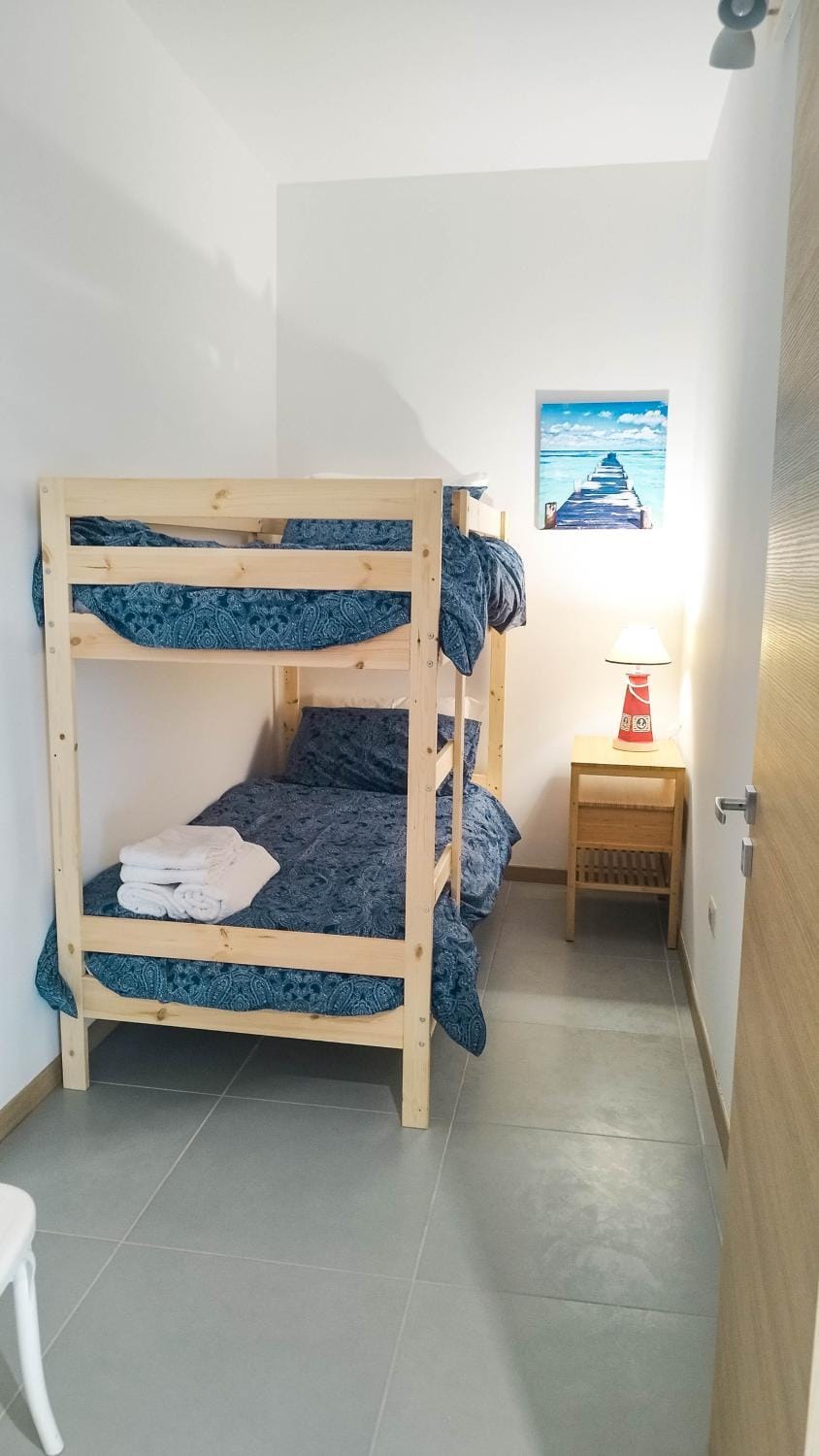 Bed, Photo of the whole room, bunk bed, towels