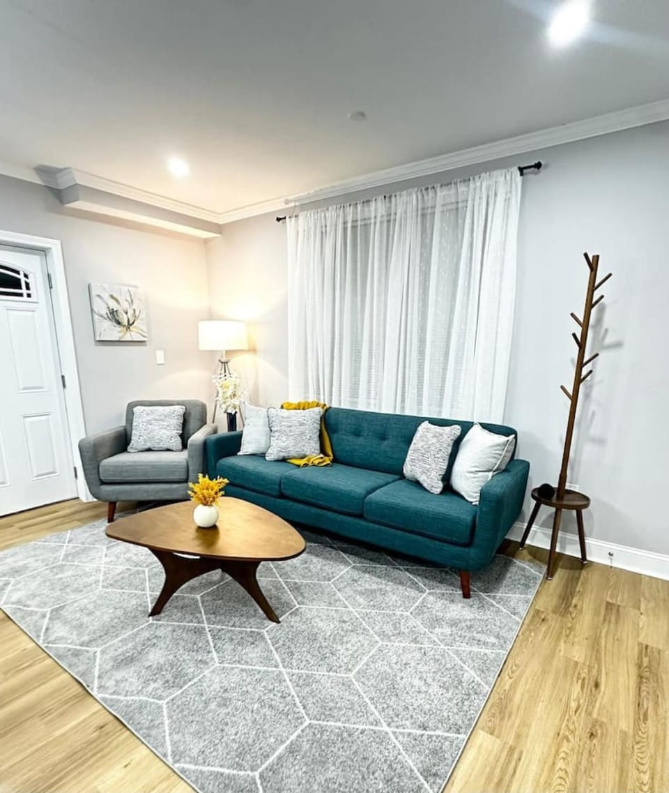 Modern 3BR Near FSU - 15 Min to Wachusett Apartment in Middlesex County