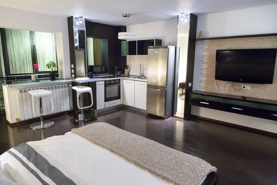TV and multimedia, Coffee/tea facilities, Kitchen or kitchenette, Photo of the whole room, Dining area