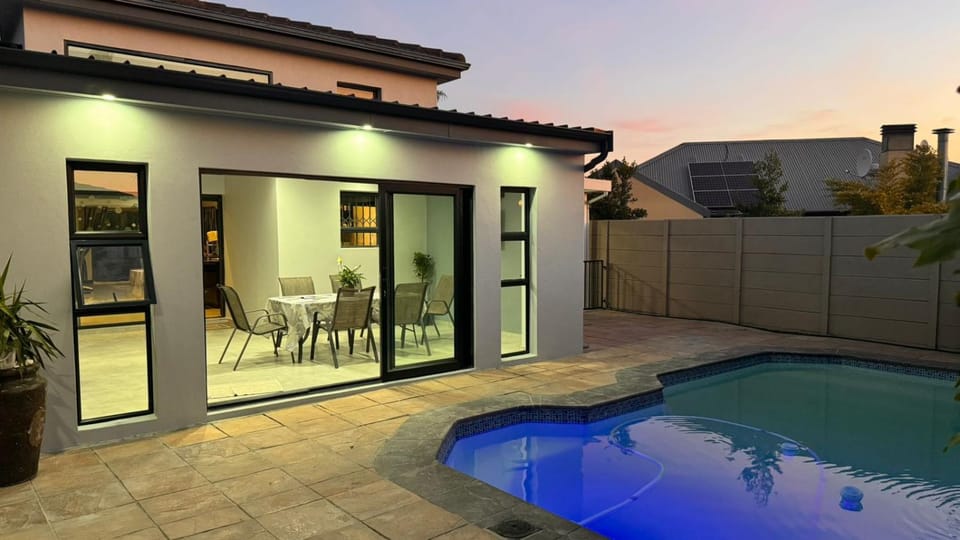 View (from property/room), Dining area, Pool view