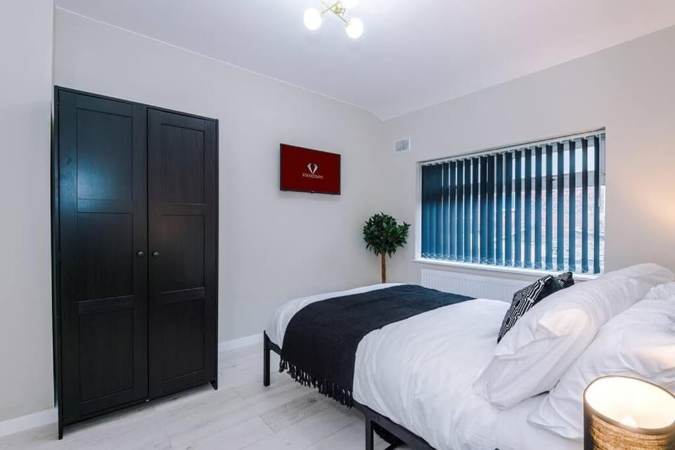 Stylish 3BDR House By Vista Stays Short Lets & Serviced Accommodation Manchester With Free Parking, Pool Table and PS4 Apartment in Salford