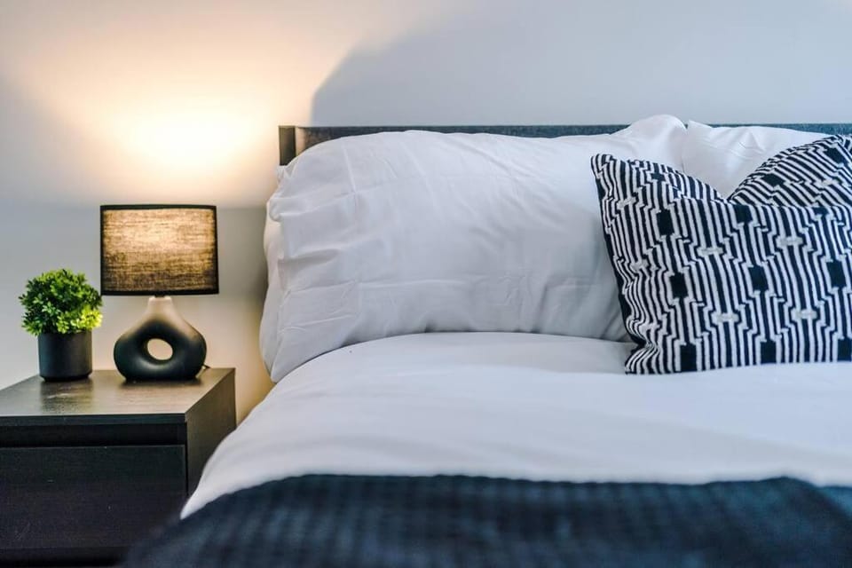 Stylish 3BDR House By Vista Stays Short Lets & Serviced Accommodation Manchester With Free Parking, Pool Table and PS4 Apartment in Salford