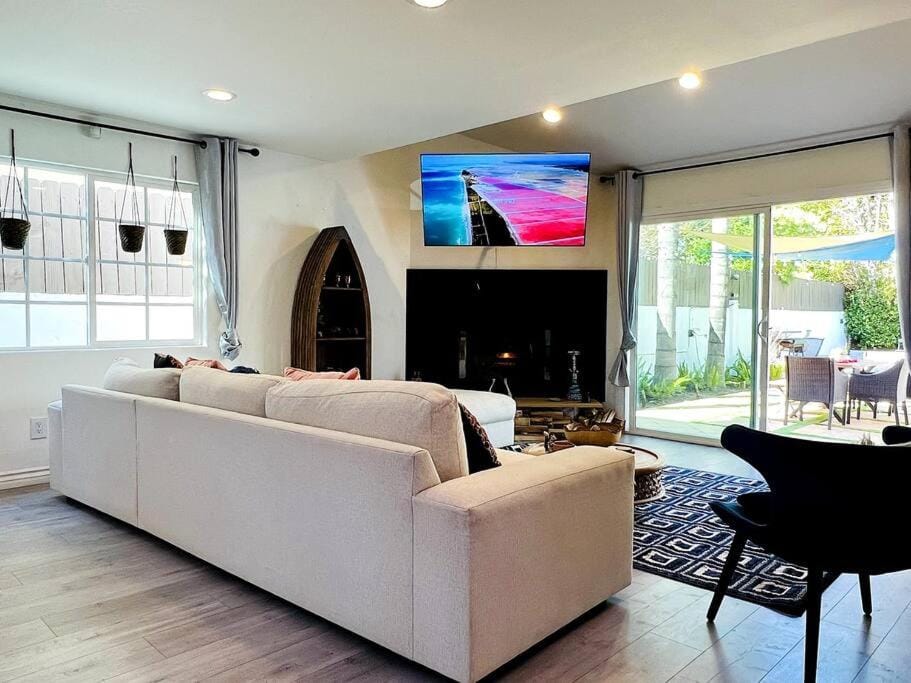 Mediterranean Villa-Pool Jacuzzi BBQ-Malibu Bliss Villa in Woodland Hills