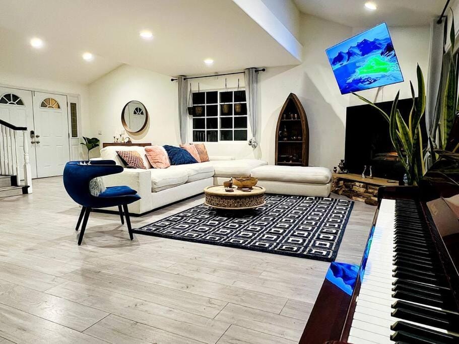 Mediterranean Villa-Pool Jacuzzi BBQ-Malibu Bliss Villa in Woodland Hills