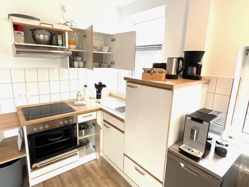 Coffee/tea facilities, Kitchen or kitchenette, dishwasher, oven, stove, toaster
