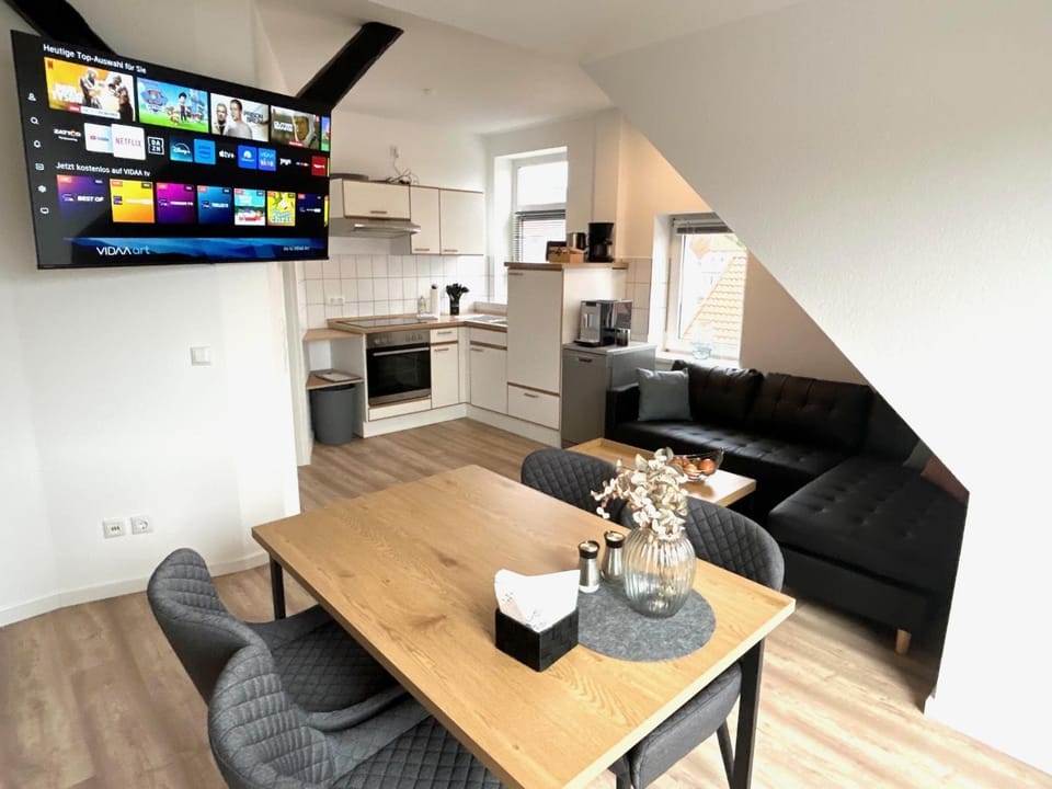 TV and multimedia, Seating area, Dining area